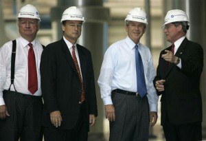 Mayo Shattuck (druhý zľava) vedľa bývalého prezidenta USA Gorgea Busha